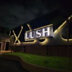 O Motel Lush, com unidades na Lapa e no Ipiranga em São Paulo, é referência em luxo, design moderno e privacidade. Com suítes temáticas exclusivas, gastronomia 24h e experiências sensoriais, o Lush se destaca como um dos motéis mais sofisticados e viralizados da cidade para momentos a dois.