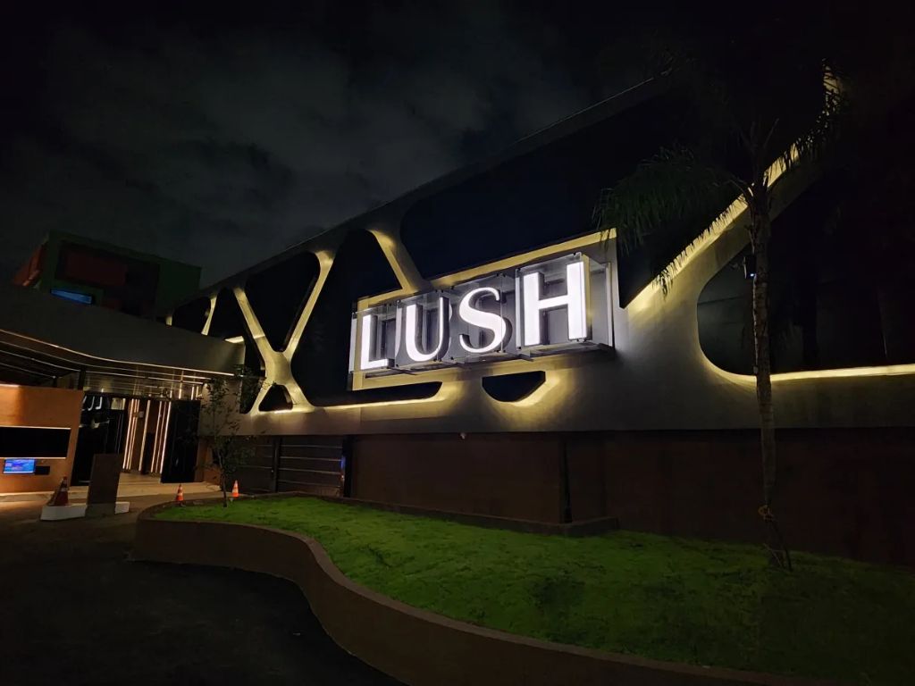 O Motel Lush, com unidades na Lapa e no Ipiranga em São Paulo, é referência em luxo, design moderno e privacidade. Com suítes temáticas exclusivas, gastronomia 24h e experiências sensoriais, o Lush se destaca como um dos motéis mais sofisticados e viralizados da cidade para momentos a dois.